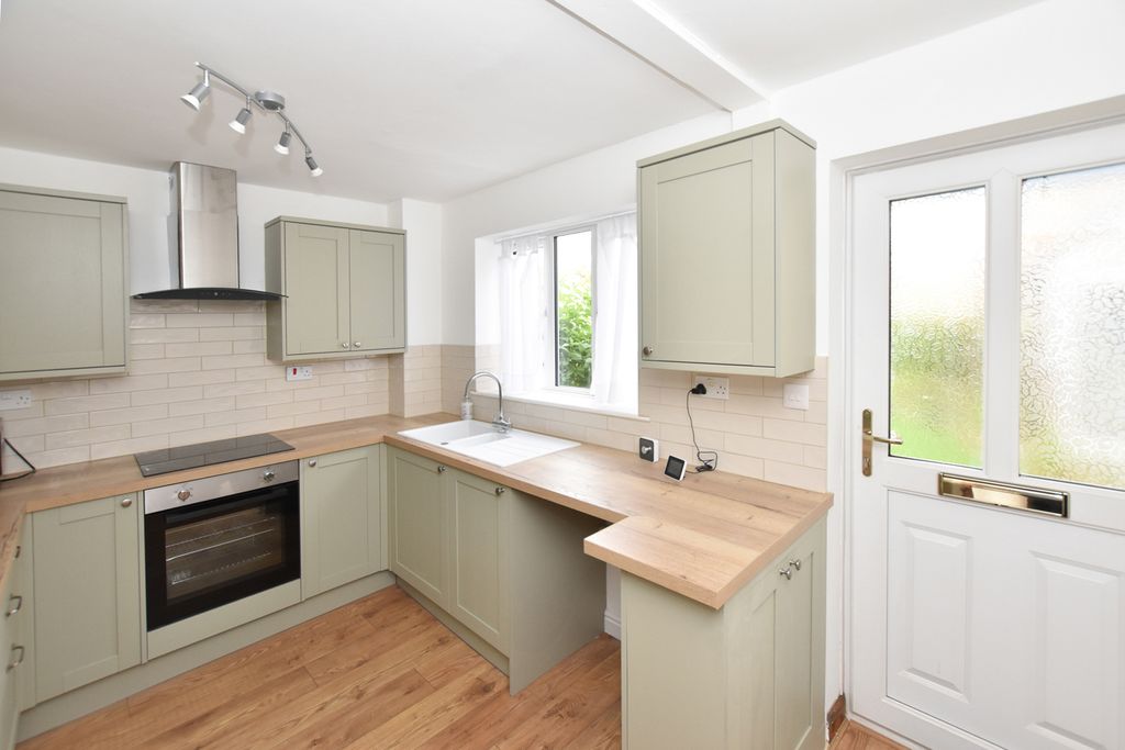 Property photo 3 of 18 Refitted Kitchen