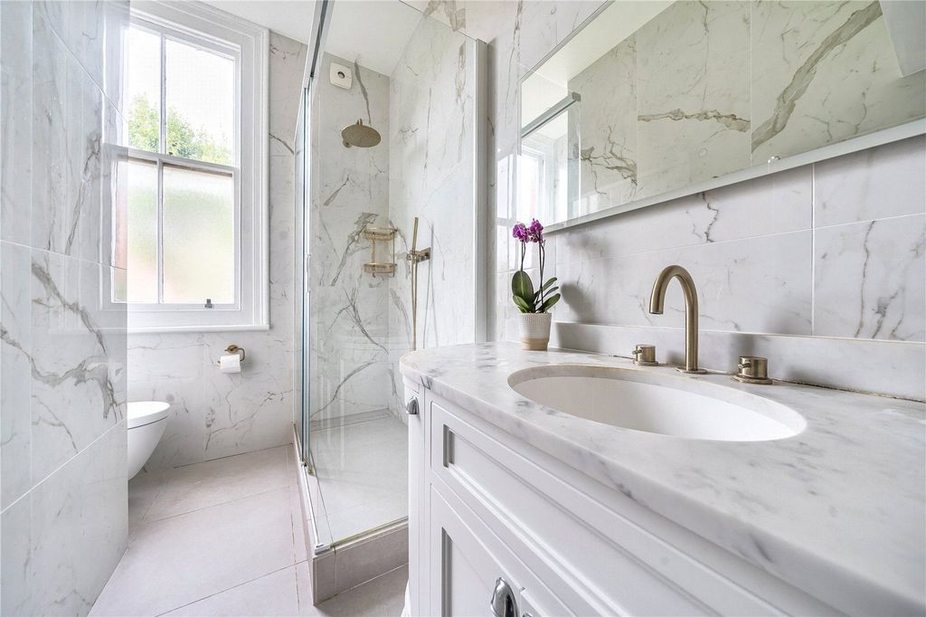 Property photo 2 of 16 Bathroom