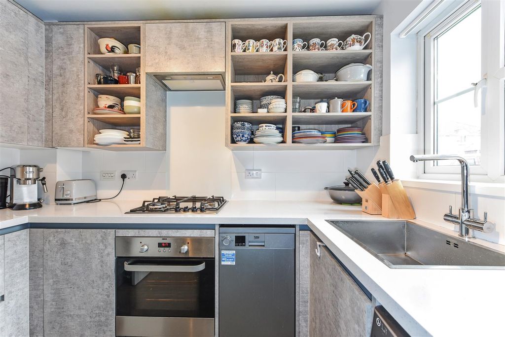 Property photo 3 of 19 Kitchen