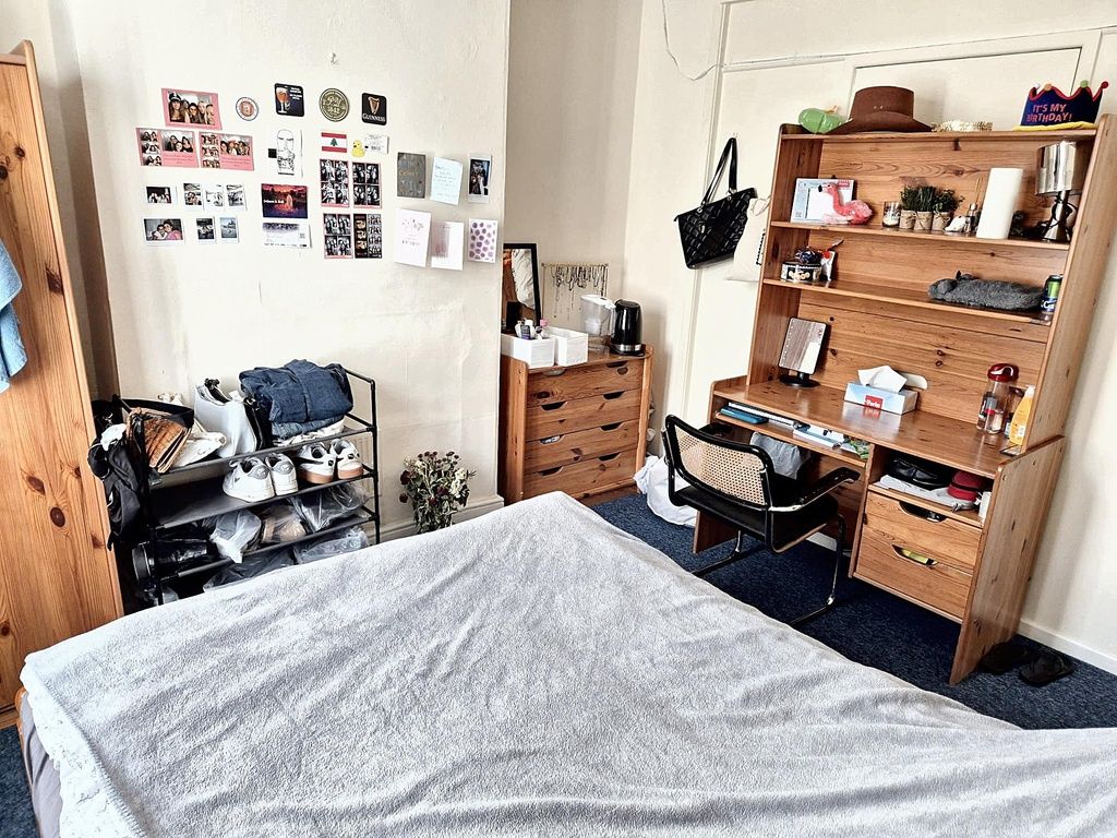 Property photo 2 of 13 Bright, Neatly Arranged Double Bedroom With A Comf...