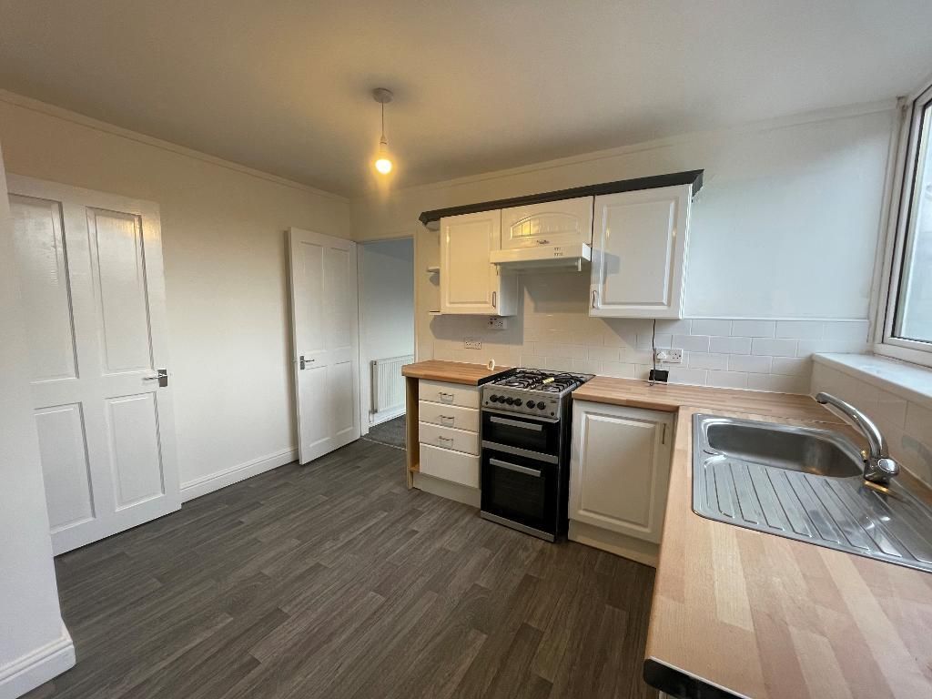 Property photo 3 of 11 Kitchen