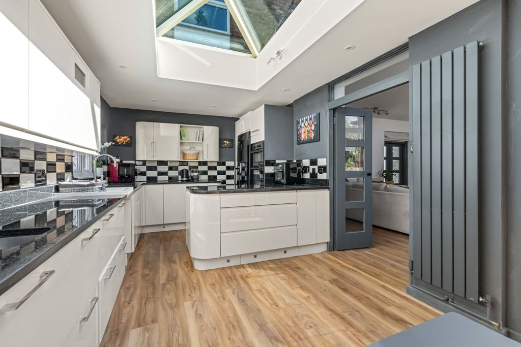 Property photo 3 of 18 Kitchen