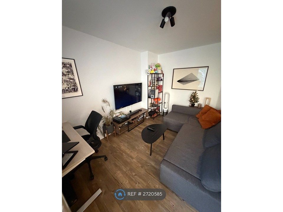 Property photo 3 of 11 Living Room