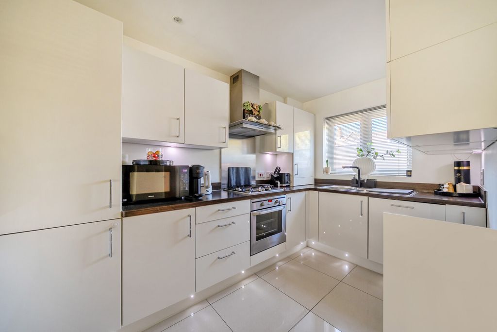 Property photo 3 of 18 1448811-14-69E8Dd...