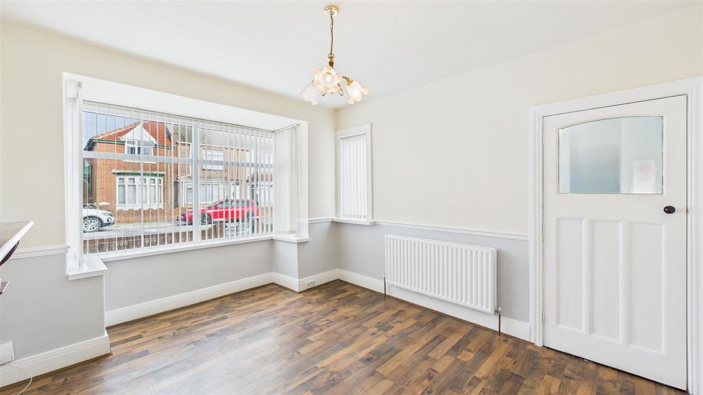 Property photo 3 of 15 Lounge