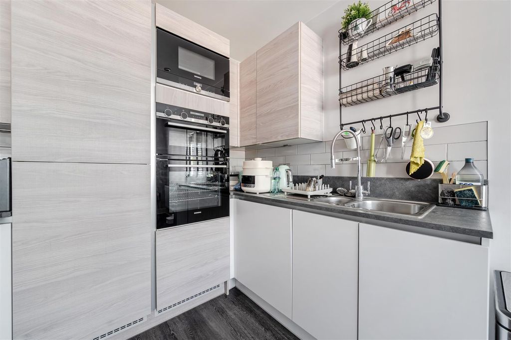 Property photo 3 of 17 Kitchen