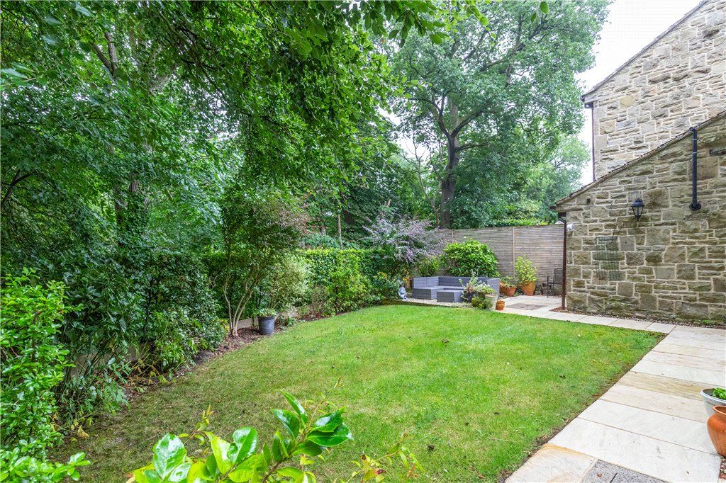 Property photo 3 of 25 Gardens