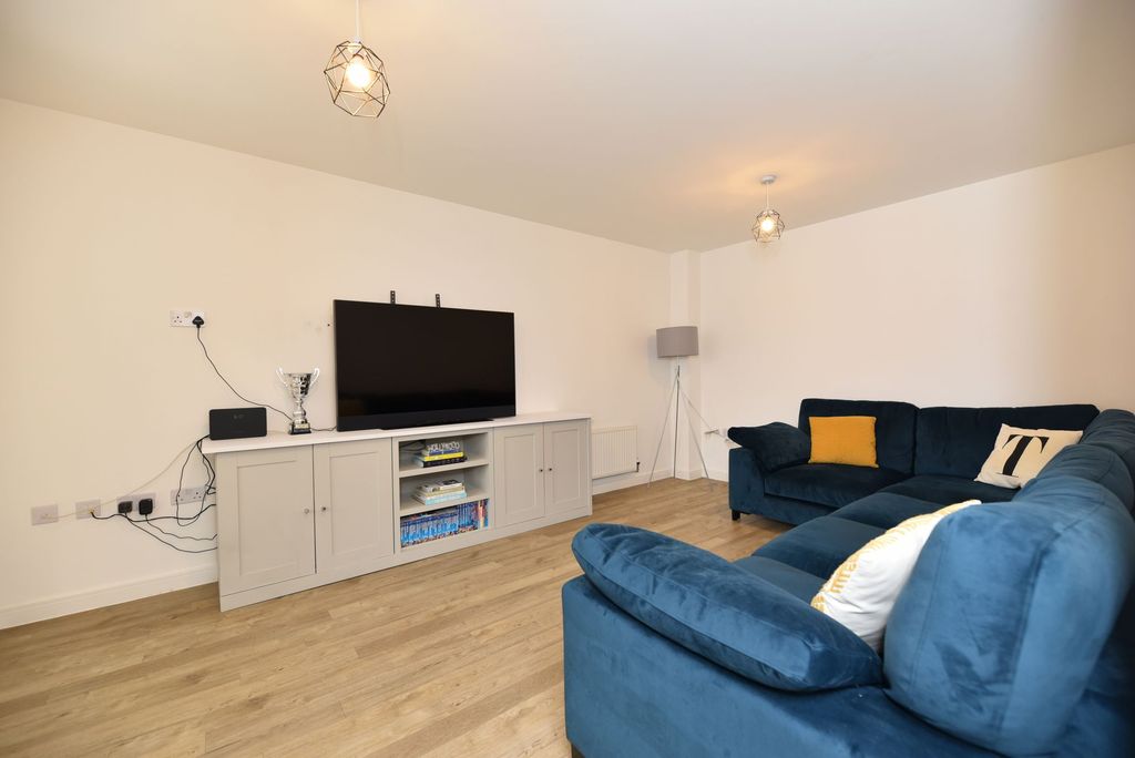 Property photo 3 of 23