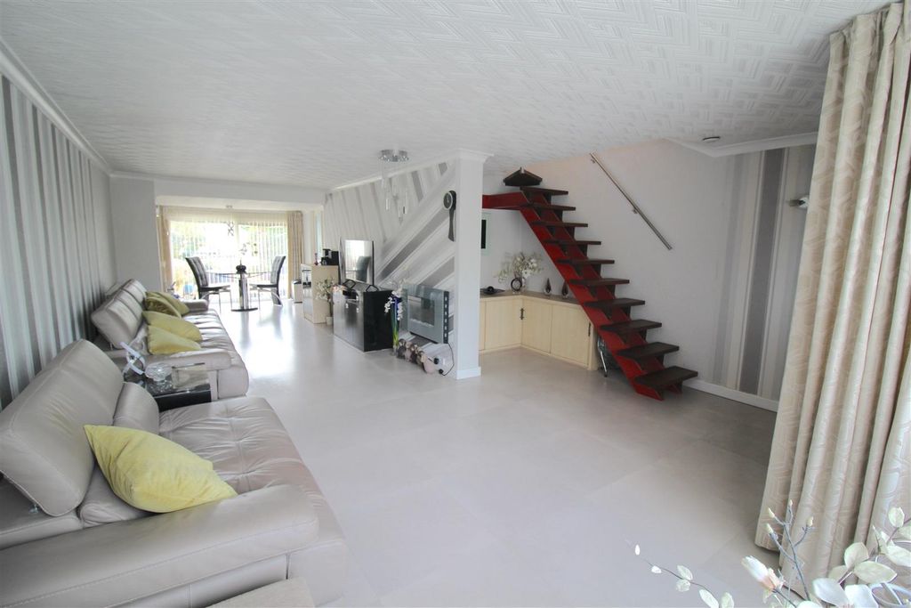 Property photo 2 of 15 Lounge