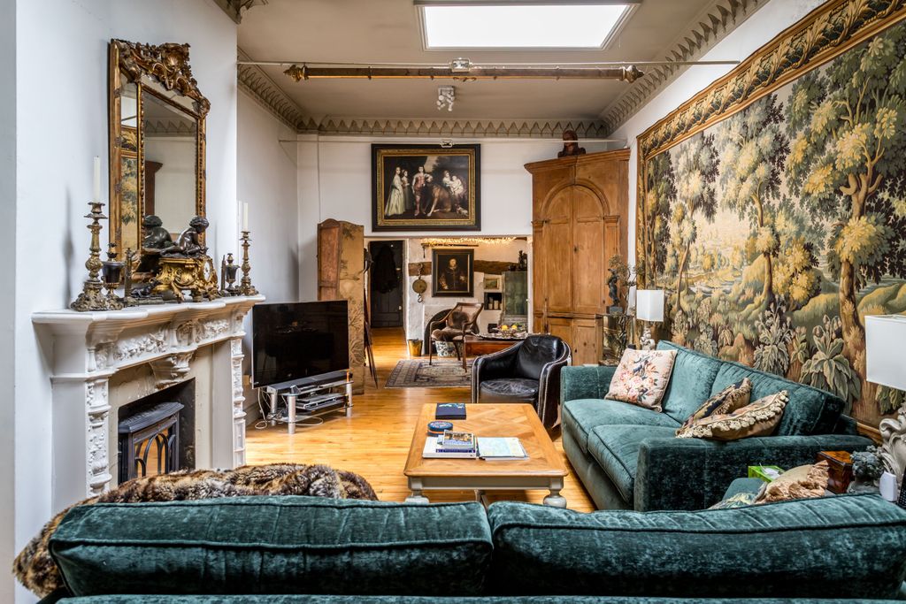 Property photo 1 of 39 House. Partnership