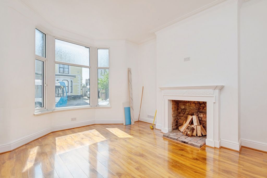 Property photo 3 of 18 Pbox-Img.Jpg