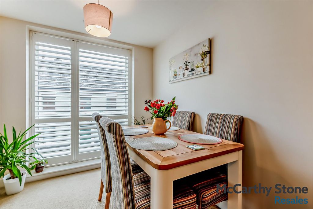 Property photo 3 of 19 8685638-Interior09-800.Jpg