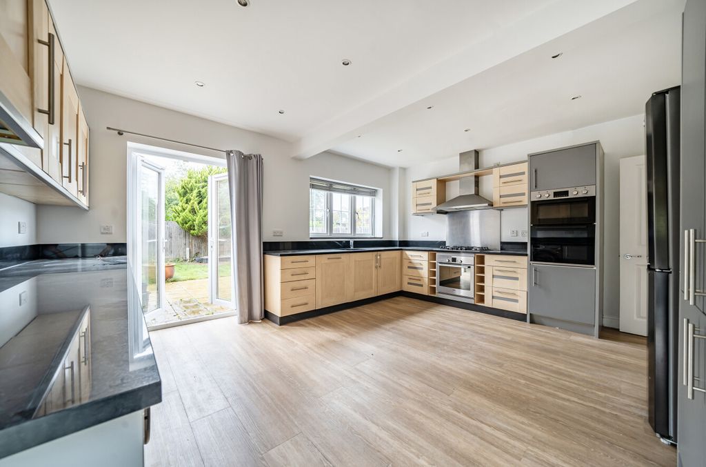 Property photo 3 of 26 1347843-20-68B729...