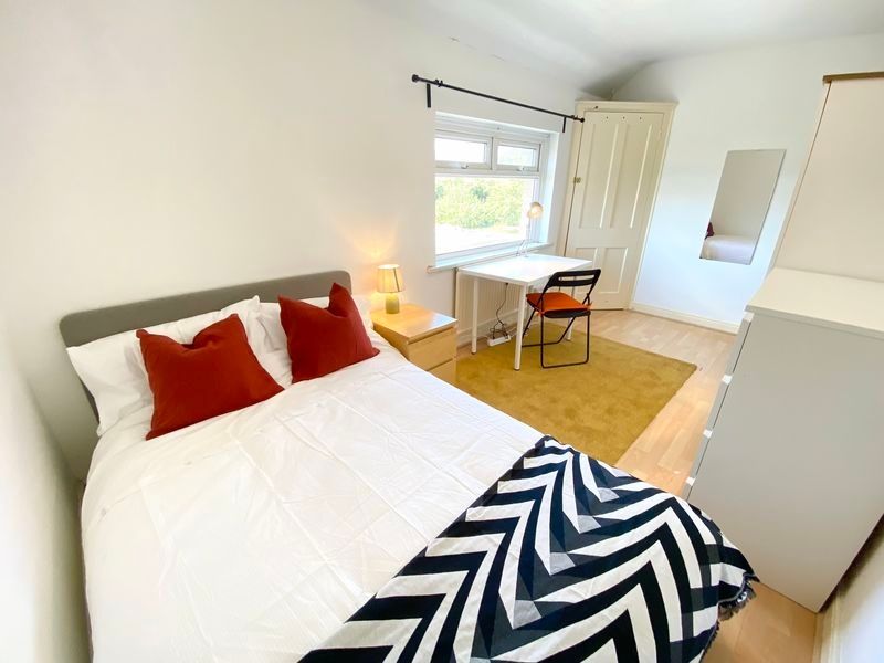 Property photo 1 of 4 This Charming Double Bedroom Features Ample Natura...