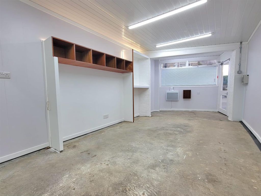 Property photo 3 of 10 Knm0078Levc Front Room (3).Jpg