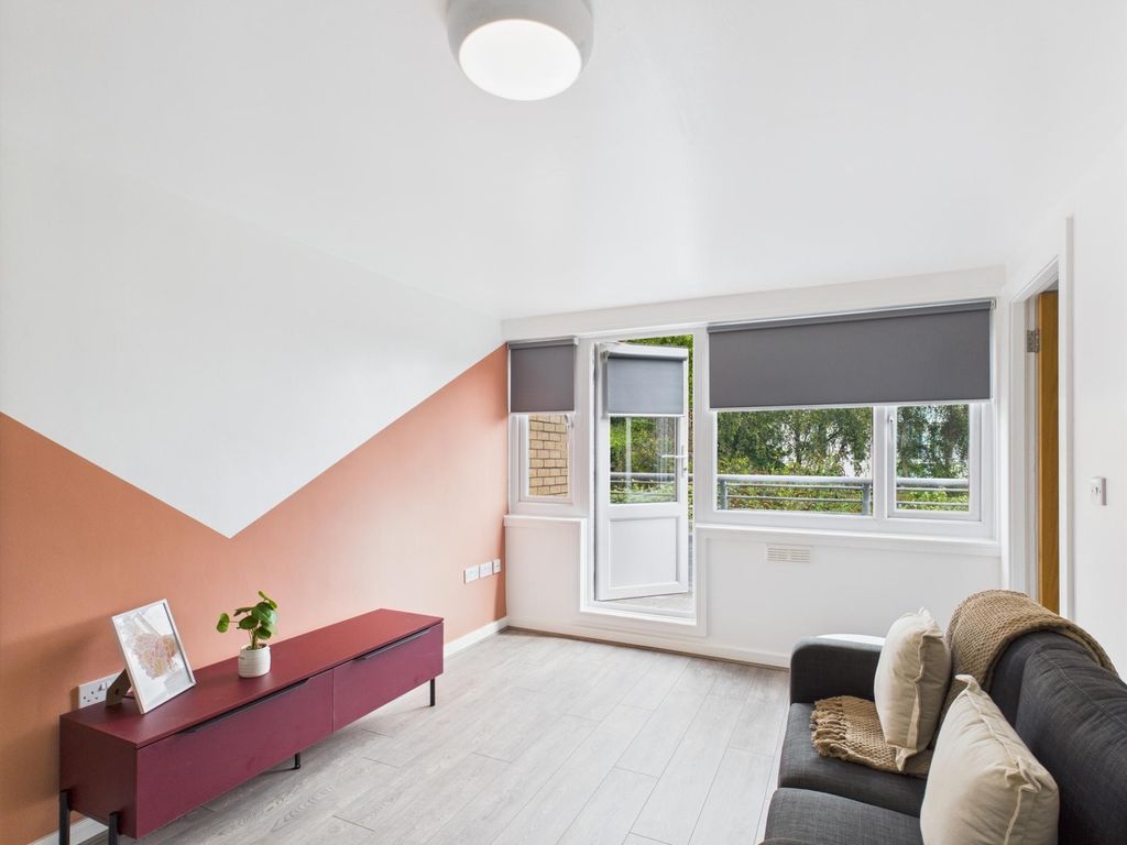 Property photo 1 of 4 Bright, Modern Living Room With A Feature Painted ...