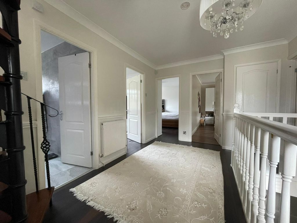 Additional image 15 of 5 bed terraced house to rentLodge Close, Chigwell IG7