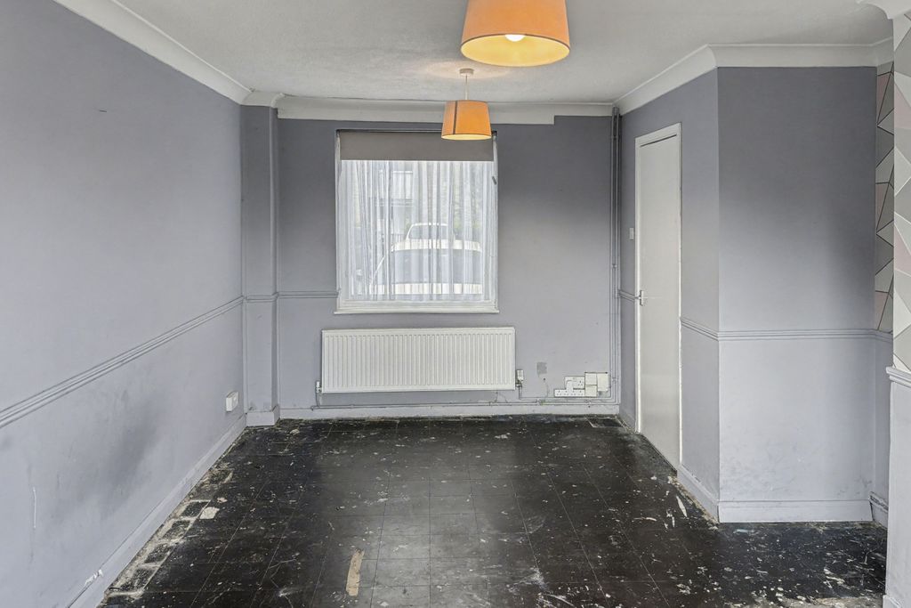 Property photo 2 of 12 4 Delimands, Basildon, Essex, Ss15 5Bb