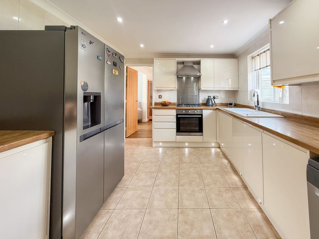 Property photo 3 of 12 Kitchen