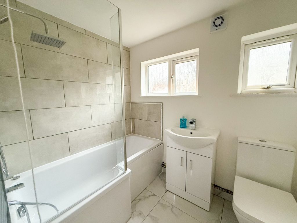 Property photo 3 of 9 Bathroom