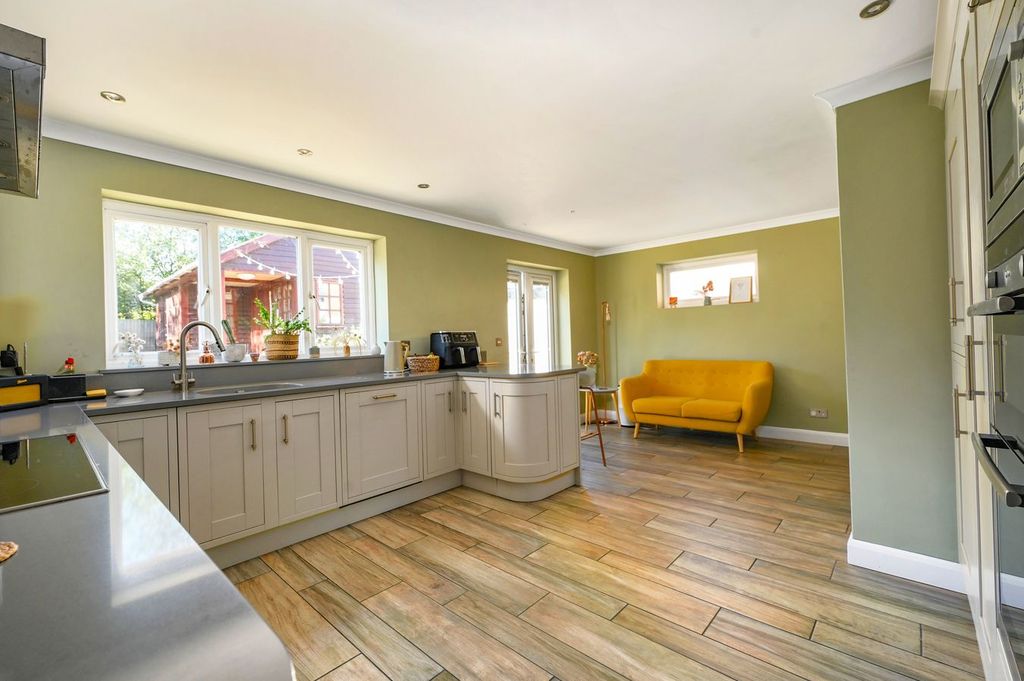 Property photo 2 of 26