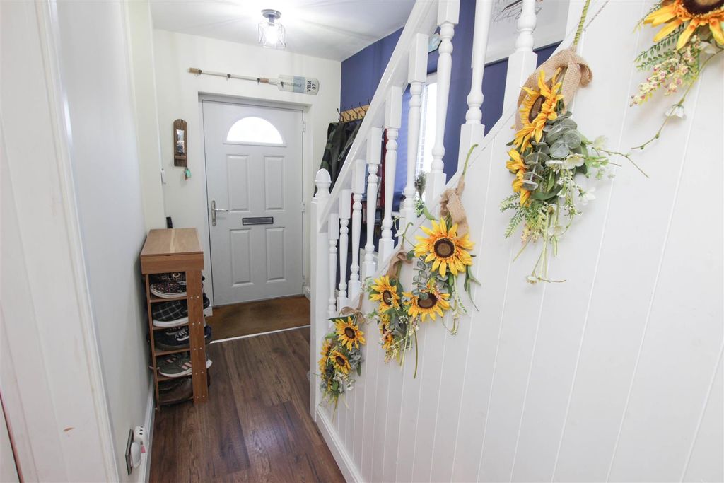 Property photo 2 of 18 Entrance Hall