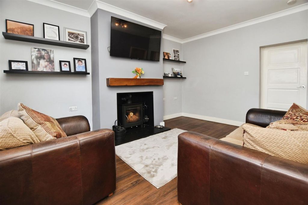 Property photo 3 of 19 Lounge
