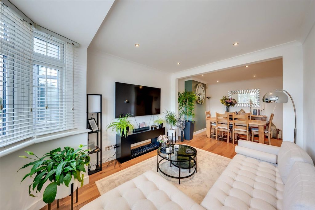 Property photo 2 of 31 Open-Plan