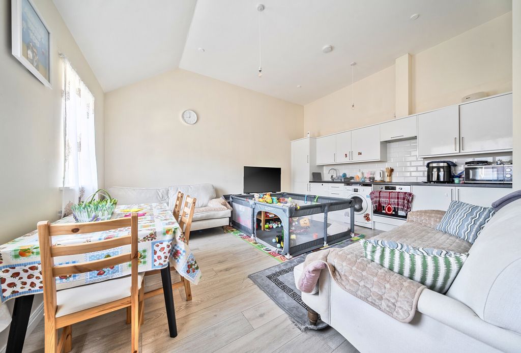 Property photo 2 of 8 1429390-11-69ba75...