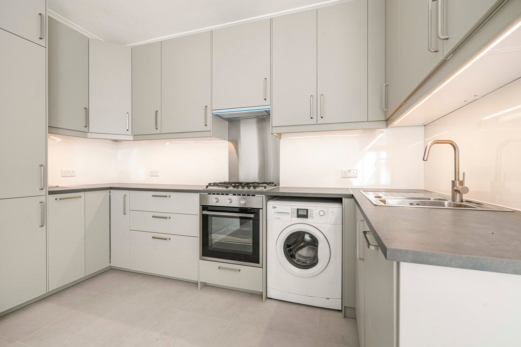 Property photo 3 of 18 Kitchen