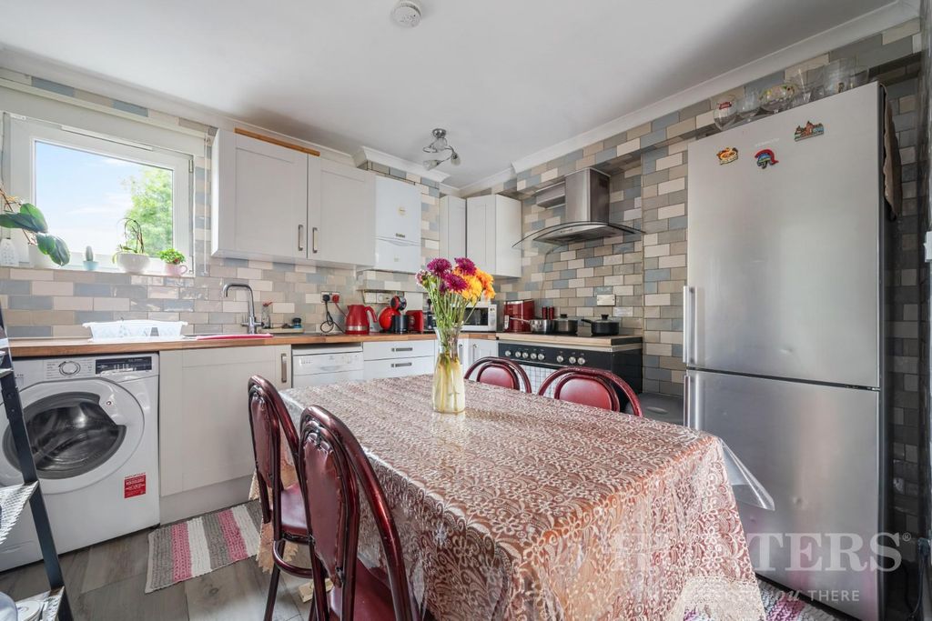 Property photo 3 of 12 22 Russell Road N15 5Ls-2.Jpg