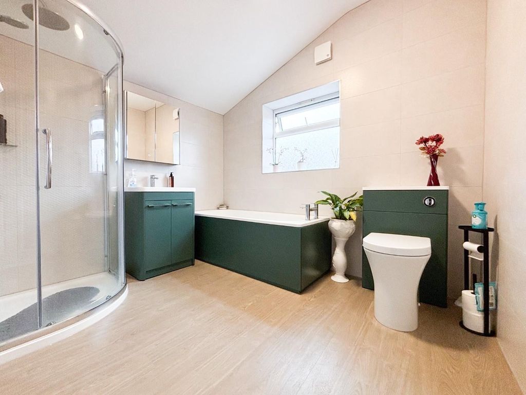 Property photo 3 of 19 Bathroom
