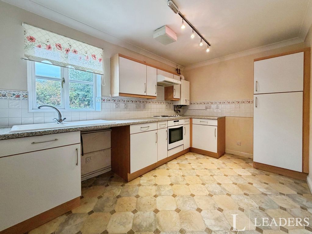Property photo 2 of 11 Kitchen