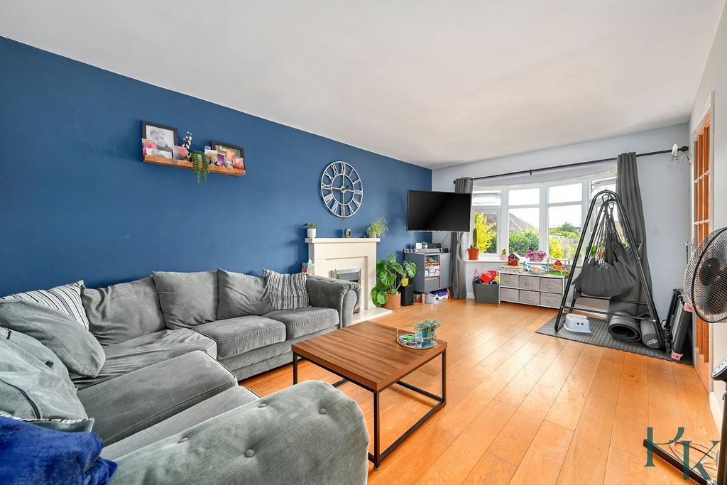 Property photo 3 of 17 90-Cross-Road-Southwick-Bn42 (18).Jpg