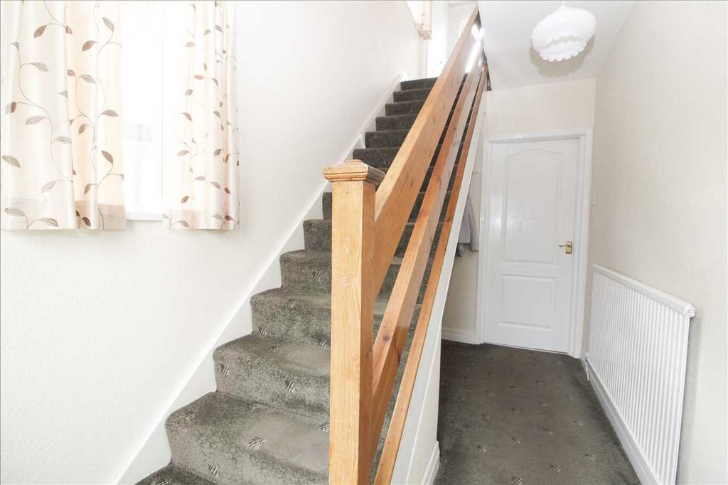 Property photo 2 of 16 Entrance Hall