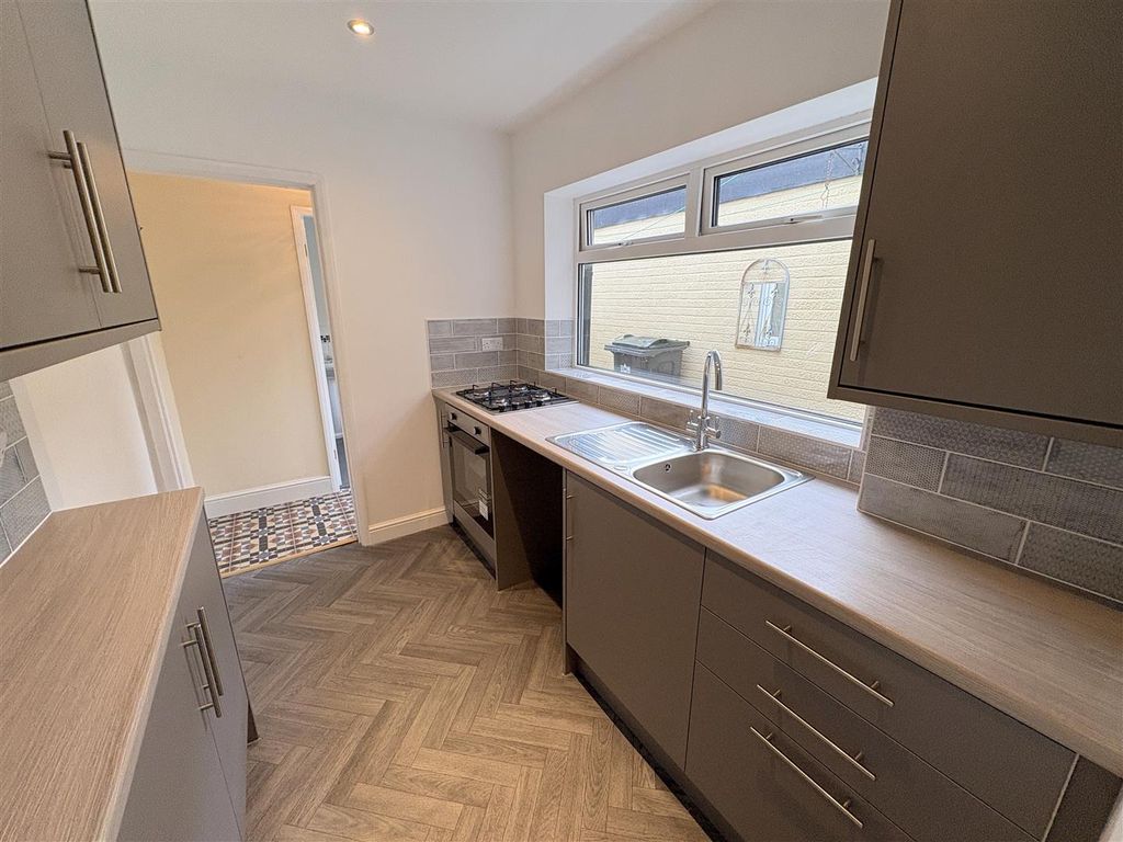 Property photo 3 of 10 Kitchen