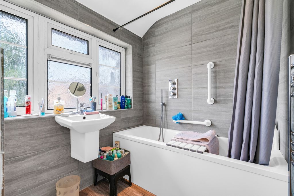 Property photo 3 of 16 Bathroom