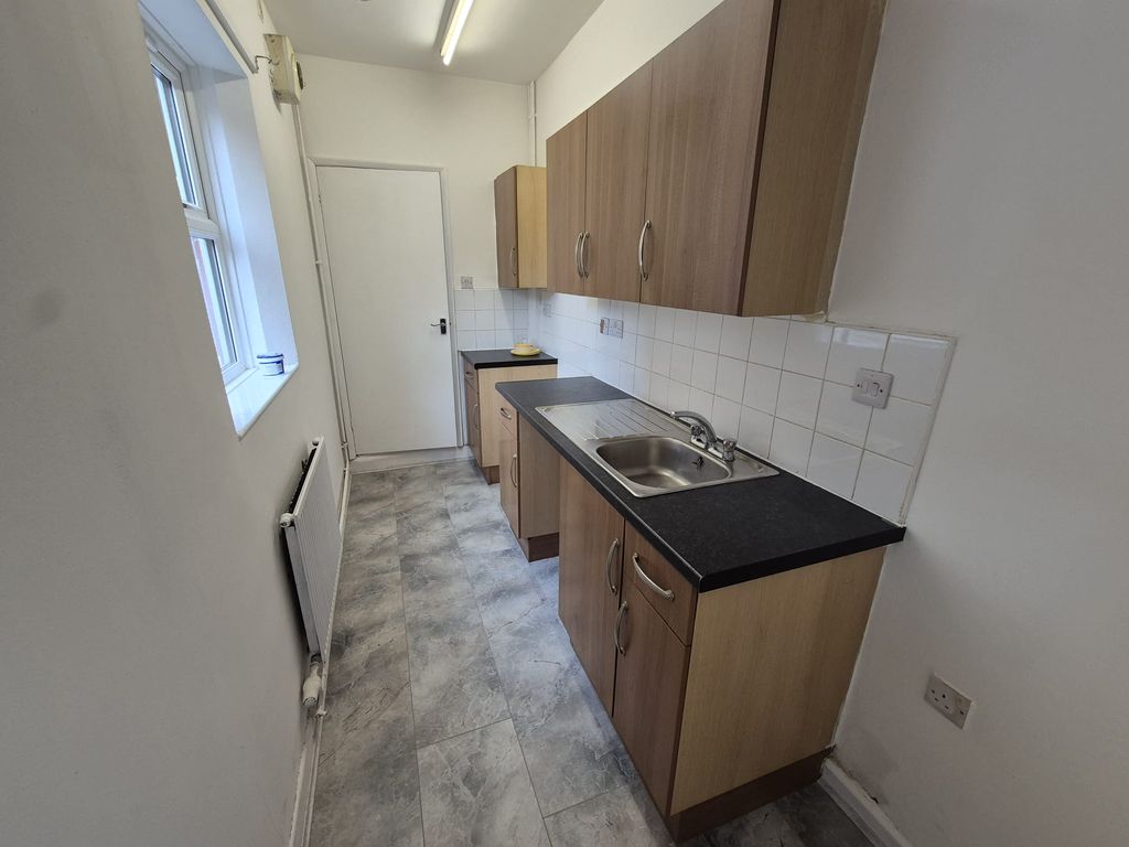 Property photo 3 of 8 Kitchen