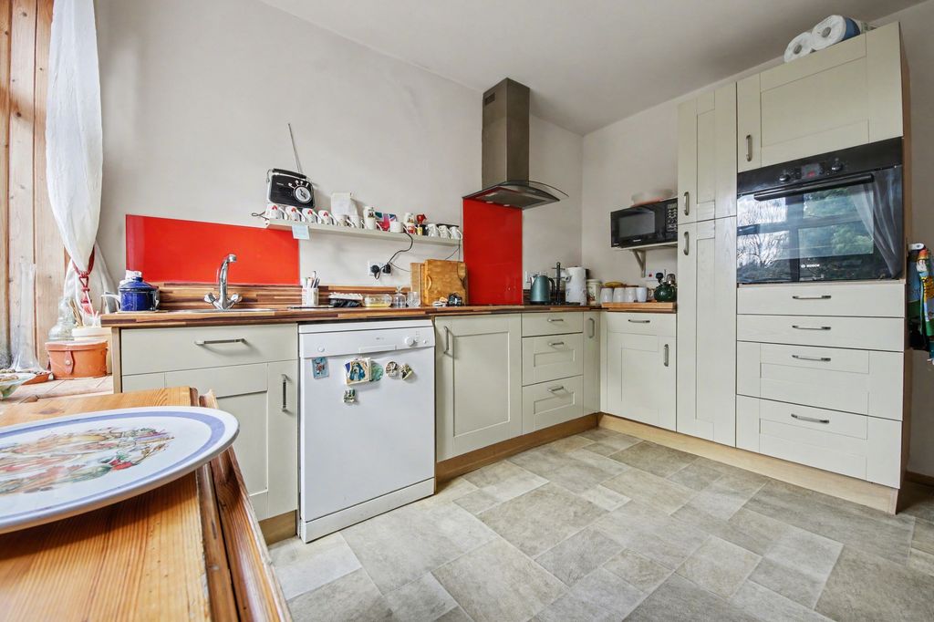 Property photo 2 of 11