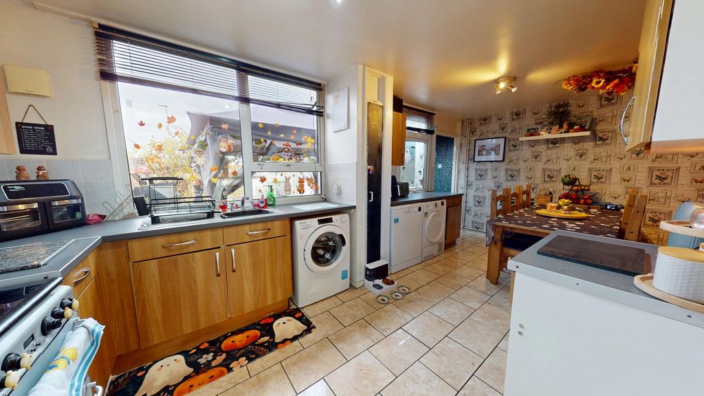 Property photo 3 of 11 Photo 6