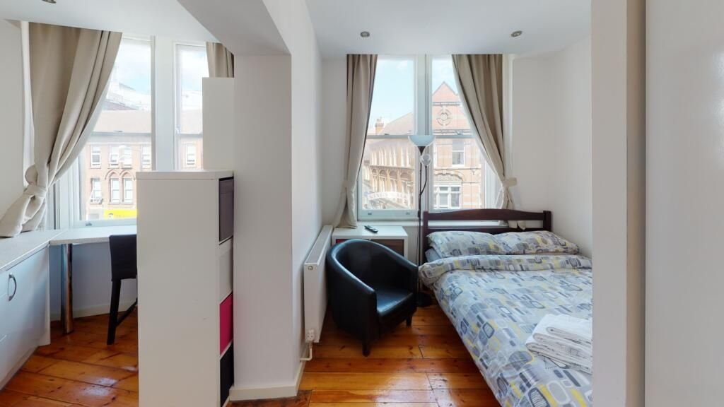 Property photo 1 of 6 Bright And Inviting Double Bedroom Featuring Large...
