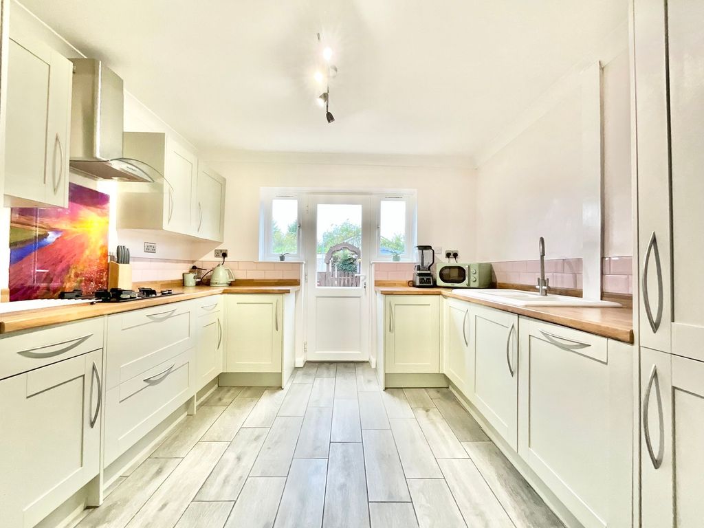 Property photo 2 of 28