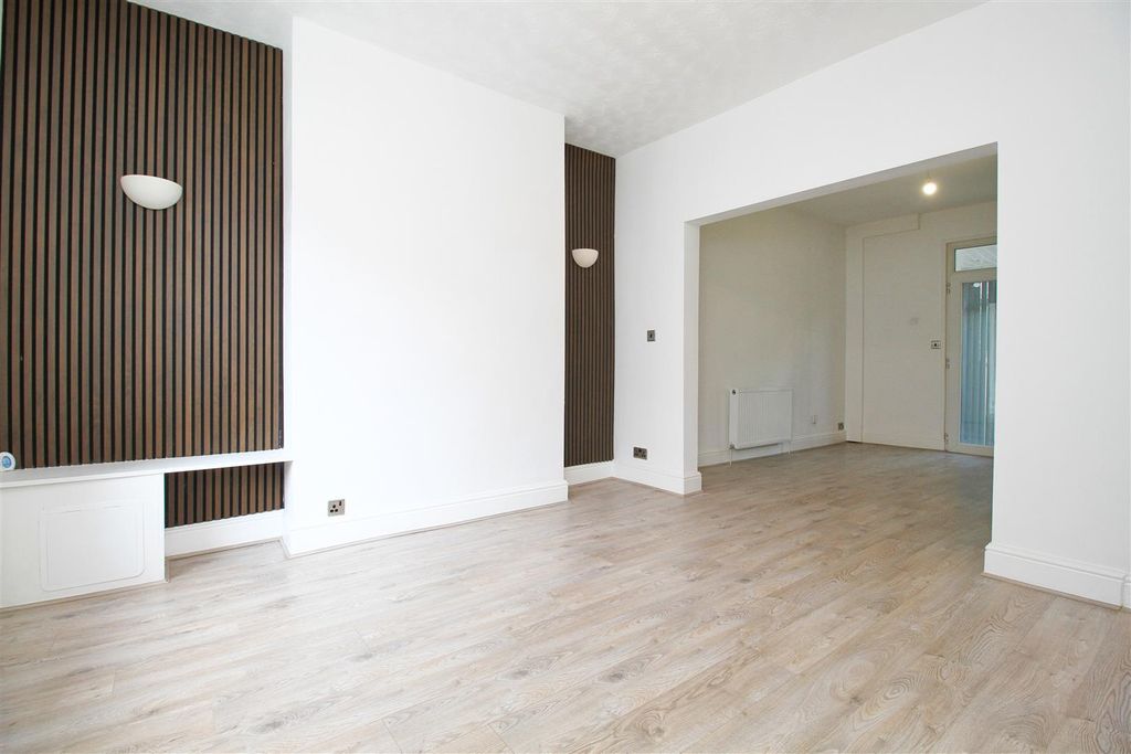 Property photo 2 of 11 Lounge.Jpg