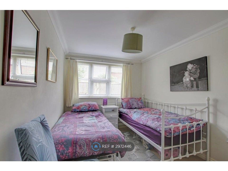Property photo 2 of 5 Bed 2