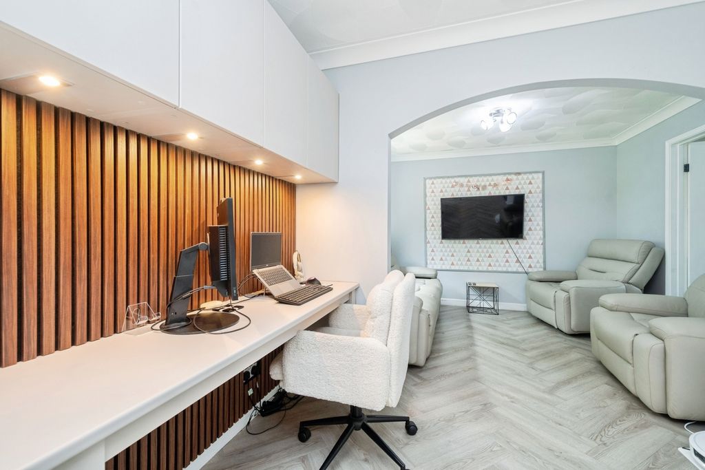 Property photo 2 of 19 Pbox-Img.Jpg