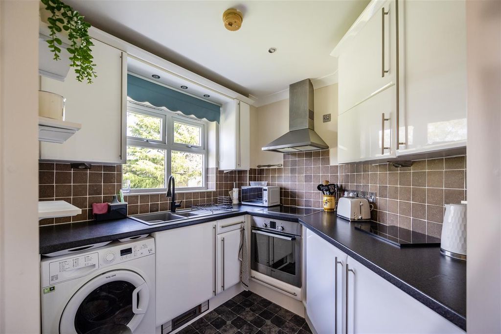 Property photo 3 of 7 Kitchen