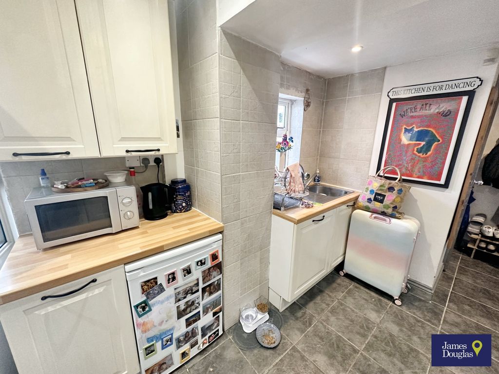 Property photo 3 of 10 Kitchen (Sink)