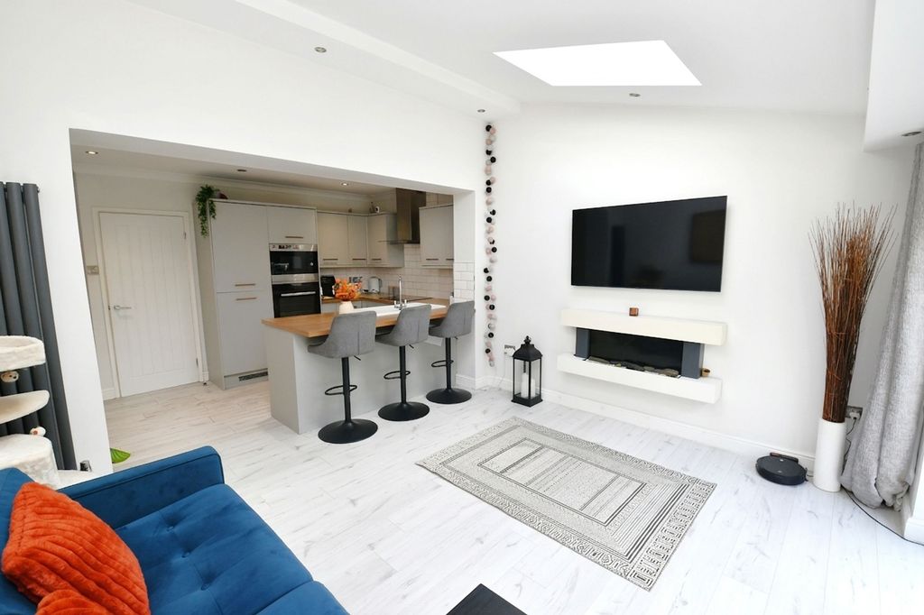 Property photo 2 of 34