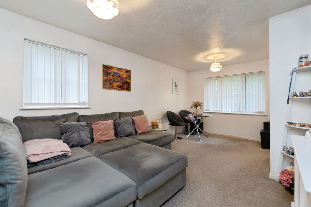 Property photo 2 of 20 Lounge