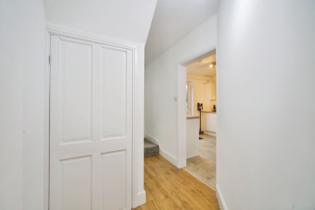 Property photo 2 of 20 Entrance Hall